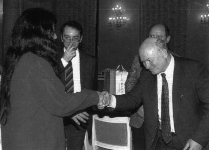 1992 г. Лужков на открытии филиала секты "Аум Синрике" в Москве сердечно приветствует учителя Асахару.